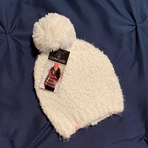Cuddl Duds Accessories - NEW Cuddl Duds plush knit hat with pom